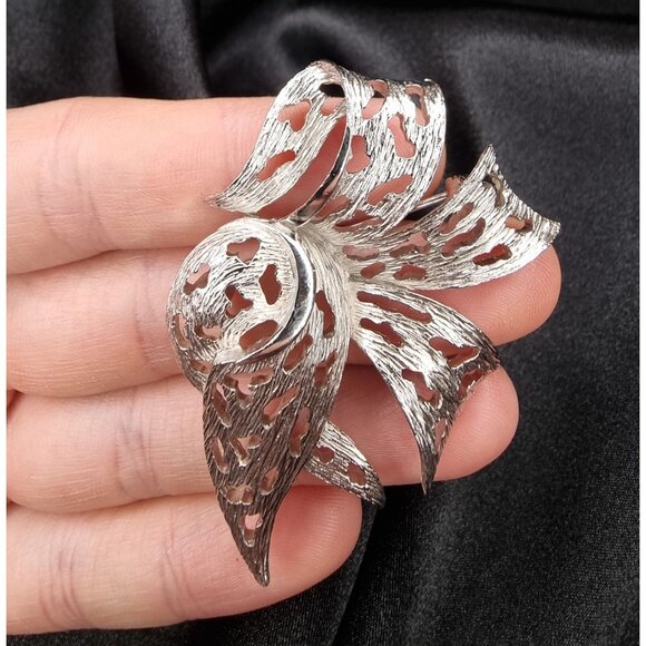 Vintage TRIFARI 1960s Signed Silver-Tone Textured & Cut-Out Flower Leaf Brooch P - Picture 6 of 6